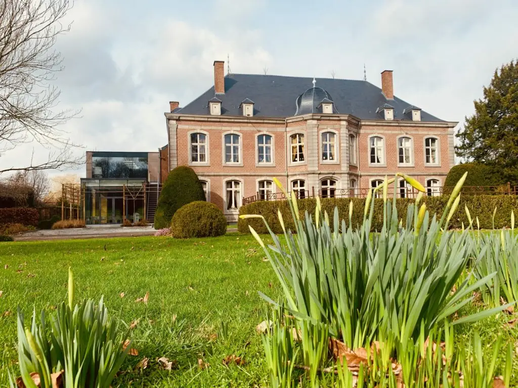 Façade du Château de Wanfercée et jardin arboré à Fleurus