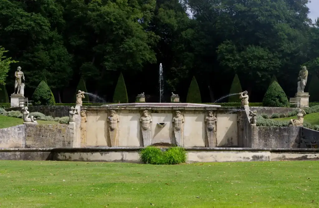 Terrasses et fontaines des Jardins d'Albertas à Bouc-Bel-Air