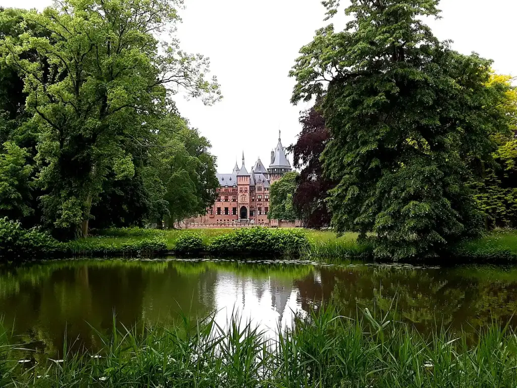 Kasteel de Haar in Haarzuilens met torens, slotgracht en tuinen