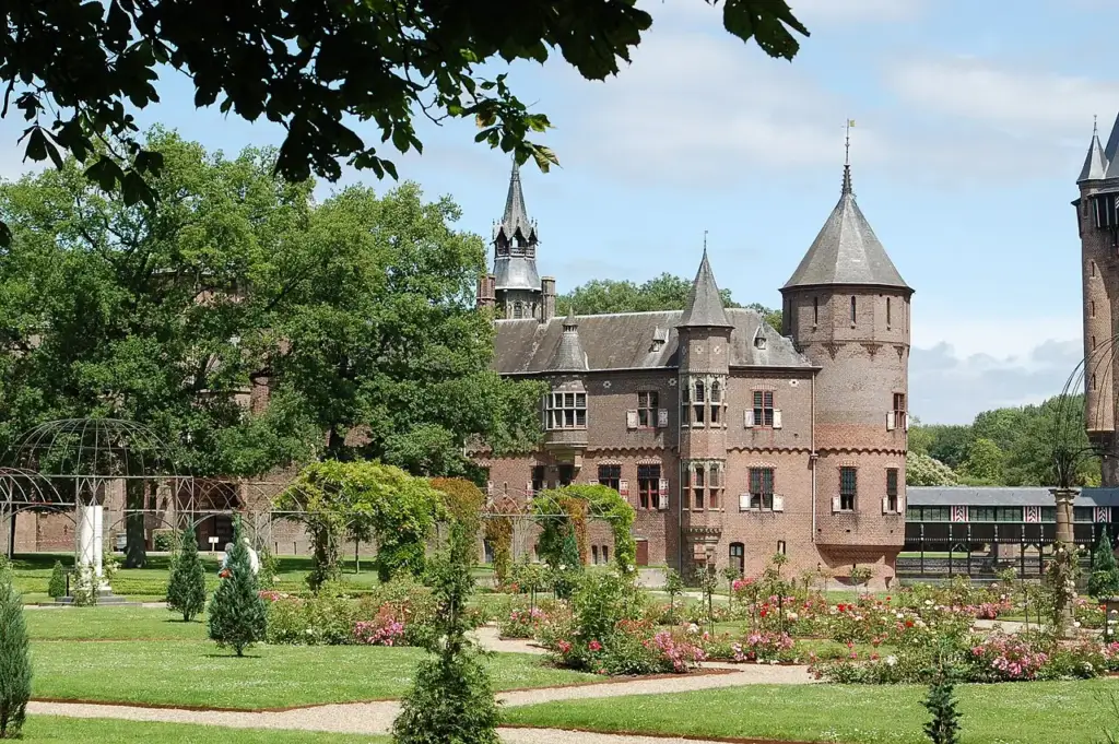 Kasteel de Haar met kasteeltuin en slotgracht