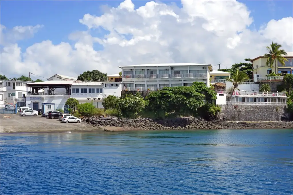 Vue historique de l’Hôtel Restaurant Le Rocher à Dzaoudzi depuis le lagon
