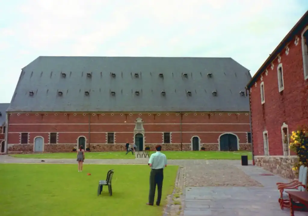Vue historique de la Grange Dîmière de La Ramée, façade en briques et vaste toiture d’ardoise