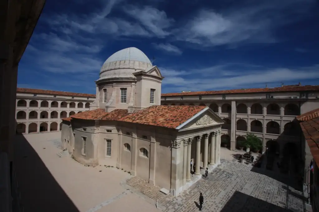 Cour intérieure de la Vieille Charité, lieu où se trouve OLLĀ à Marseille