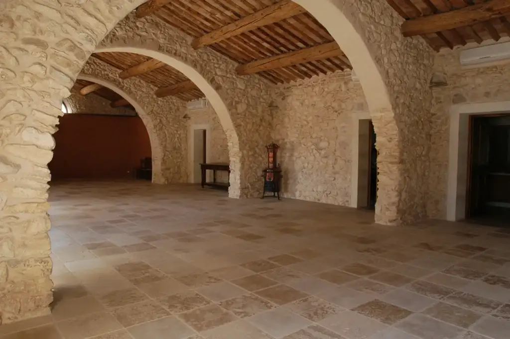 Salle de réception intérieure de Château Virant à Lançon-Provence