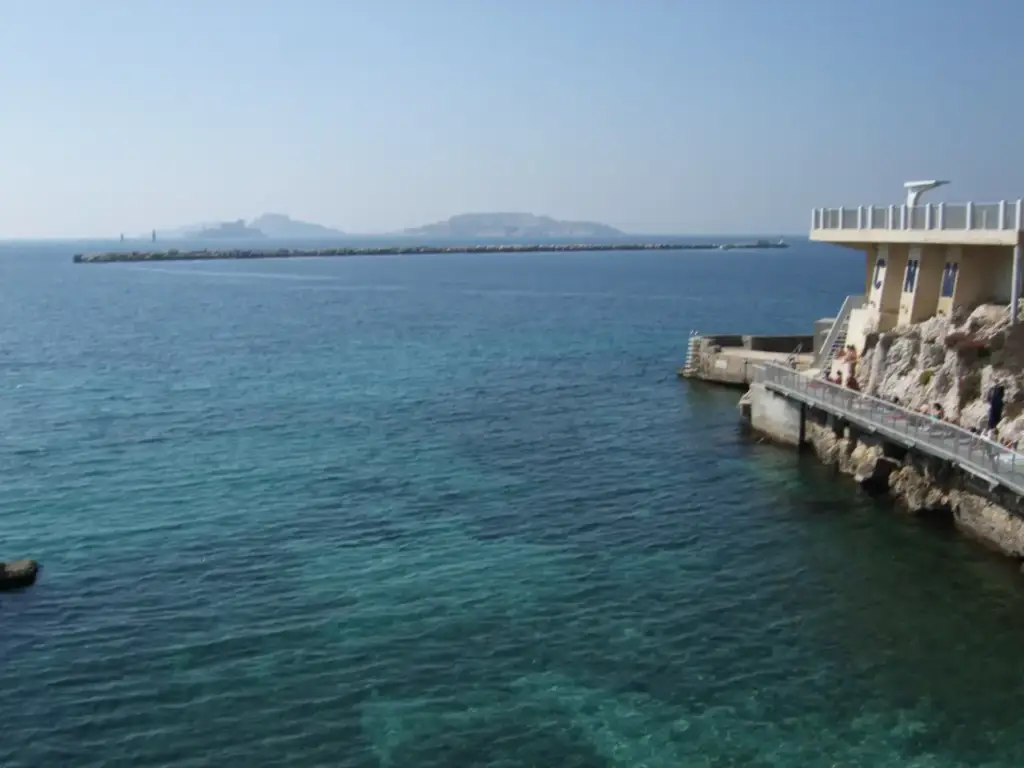 Cercle des Nageurs de Marseille seen from the sea
