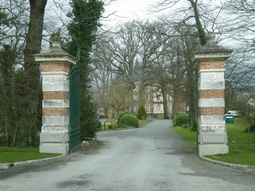 Entrée du château d’Apigné au Rheu, près de Rennes (photo réelle)