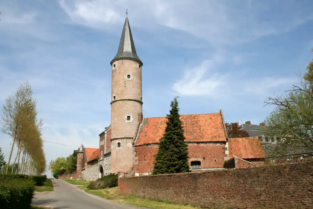 Tour et bâtiments anciens du domaine de Waleffe, photographie authentique de 2007