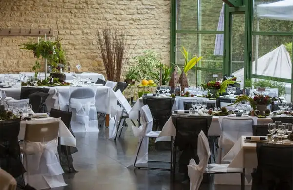 Salle du Moulin de Grésil dressée pour un mariage sous la véranda
