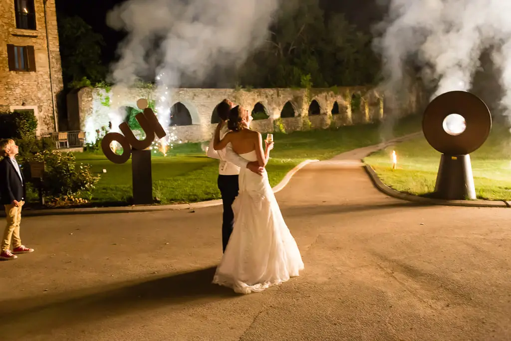 Réception de mariage en soirée devant le Château de la Bégude à Opio