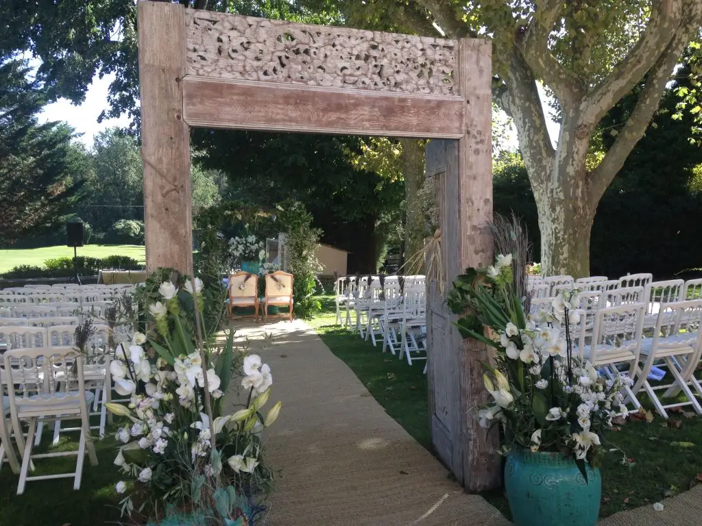 Espace de cérémonie de mariage dans les jardins du Château de la Bégude à Opio