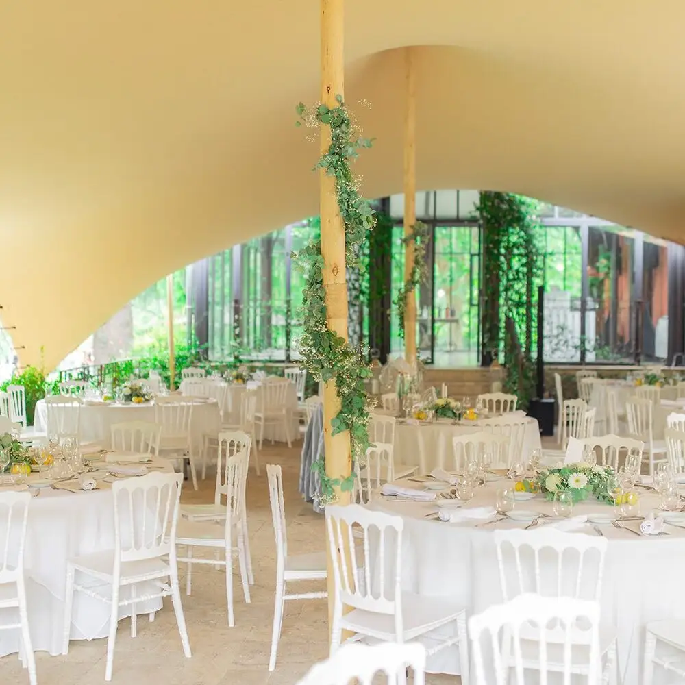 Tables de mariage sous la tente du Domaine du Riodam à Contes