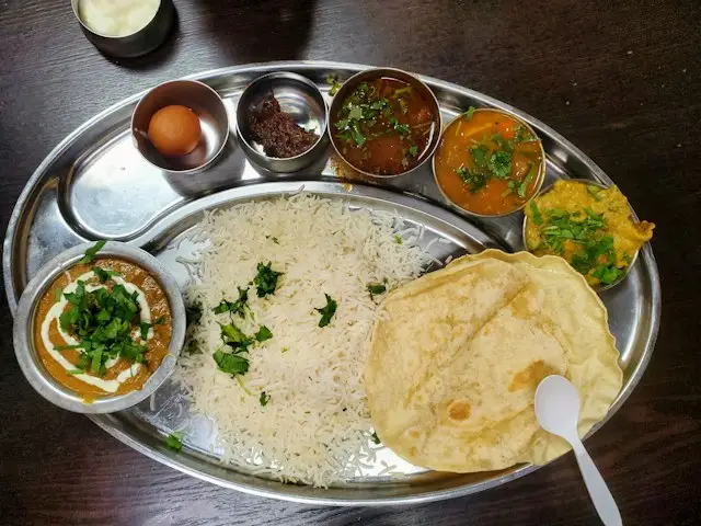 Thali indien composé de riz, de pain et de plusieurs petits plats