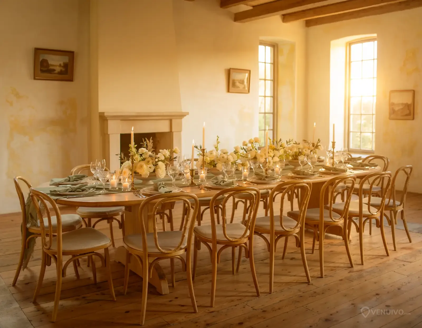 Longue table dressée dans un restaurant privatisé pour un mariage de 20 personnes