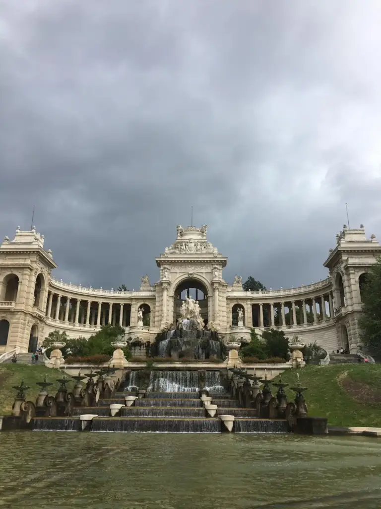 Façade monumentale du Palais Longchamp à Marseille