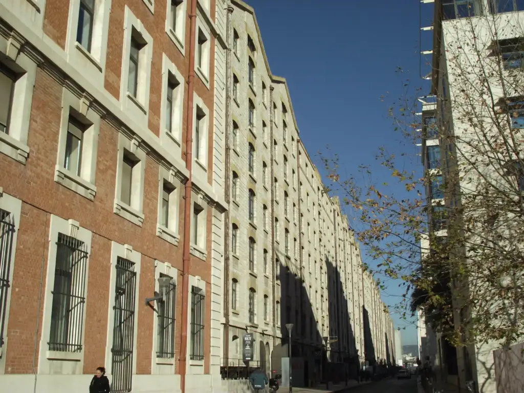 Le bâtiment des Docks Village à Marseille, où se trouve Le Comptoir des Docks