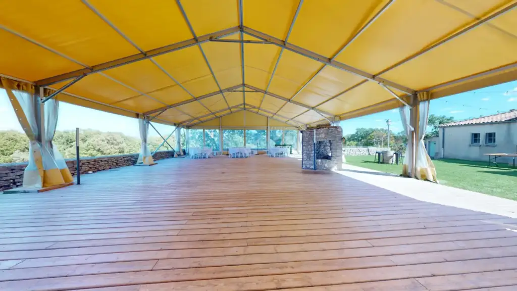 Bâtiments et espaces extérieurs du Mas de Baumes