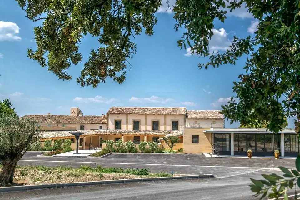 Façade et cour du Mas de la Barben à Nîmes