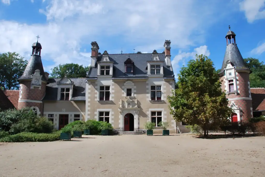 Photographie de la façade du Château de Troussay, prise le 23 août 2015.