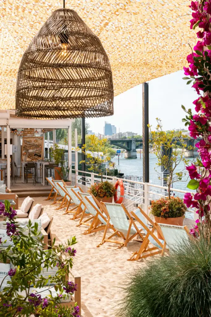 Terrasse de Polpo avec transats et vue sur la Seine à Levallois-Perret