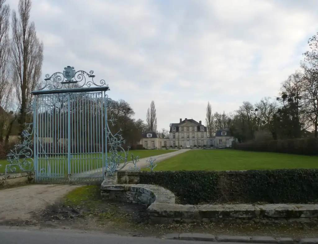 Entrée du château de Nandy et façade dans le parc, photographie réelle (2013)