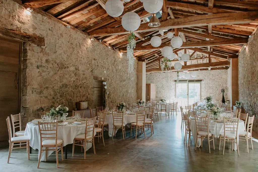 Salle de mariage du Domaine de Vavril à Beaujeu avec tables dressées
