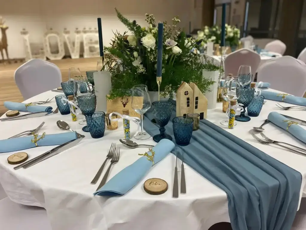 Table de mariage aux tons bleus et blancs dans un salon du 7Hotel&Spa à Illkirch
