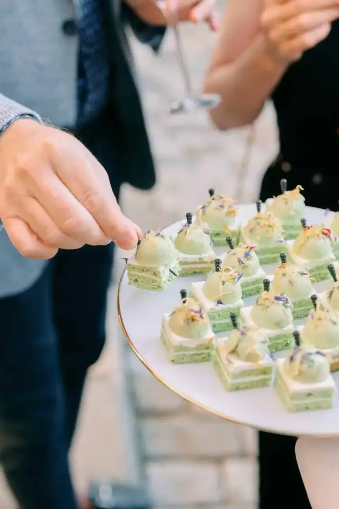 Plateau de bouchées cocktail vertes et fleuries présenté par C-Gastronomie lors d’une réception