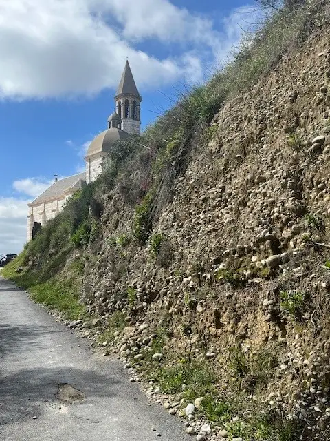 Chapelle du Château de Bellet au-dessus du chemin du vignoble