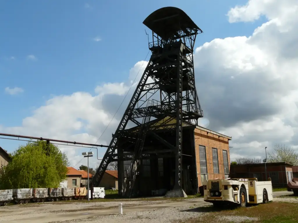 Chevalement et bâtiment du Musée de la Mine de Gréasque au puits Hély d’Oissel
