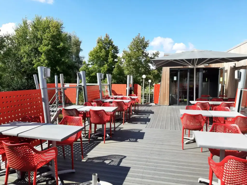 Terrasse du restaurant du Relais de la Haute Sambre dans un environnement arboré