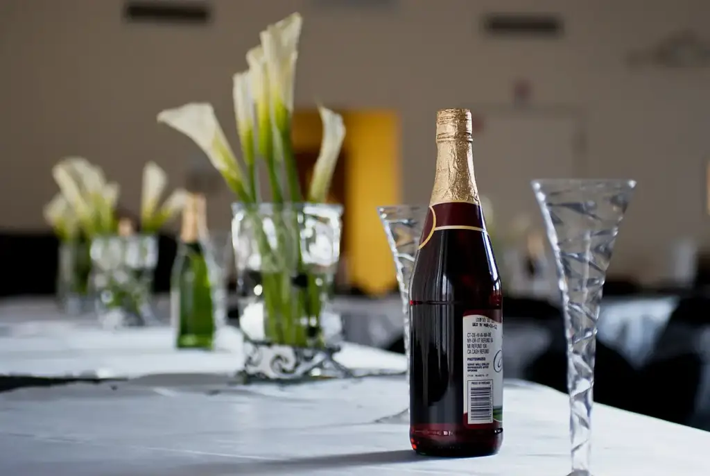 Photograph of a reception table, generic illustration, Robert Bejil, CC BY 2.0