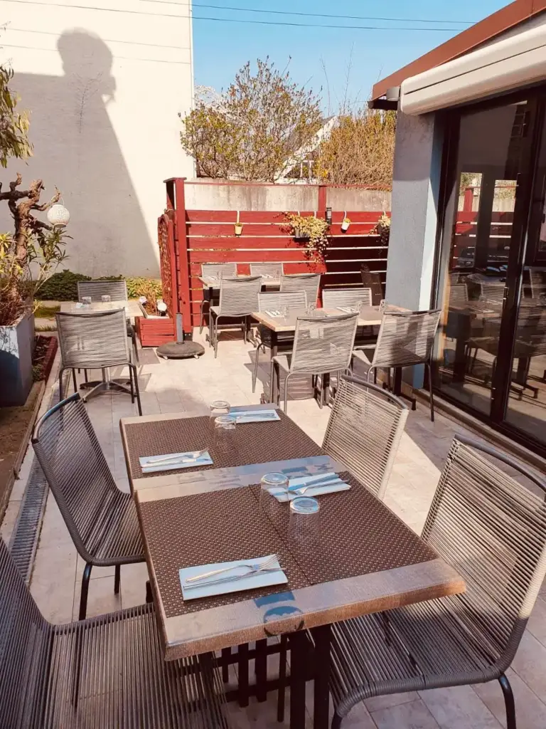 Autre vue de la terrasse du restaurant Le Père Louis à Neuilly-Plaisance