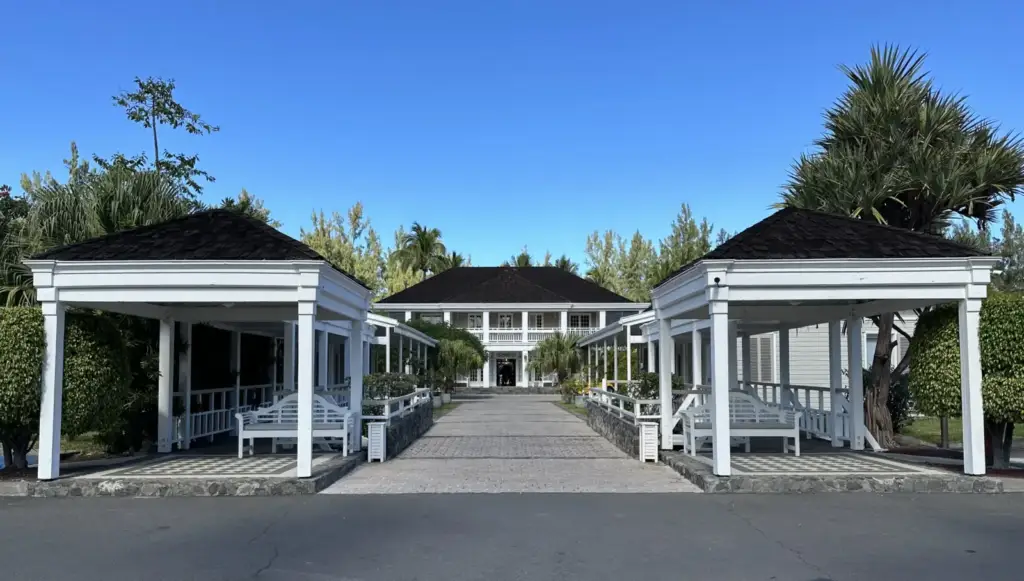 White reception building of LUX Saint Gilles behind the entrance pavilions, Olaf2, 16 July 2024
