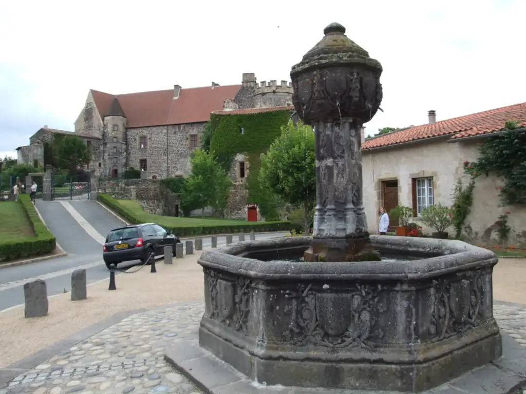 Château Royal de Saint-Saturnin derrière la fontaine Renaissance, vue de 2007