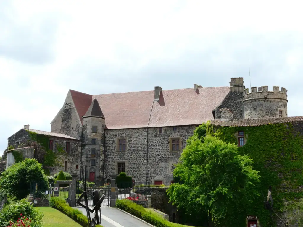 Façade et jardin du Château Royal de Saint-Saturnin, vue d’archives de 2013