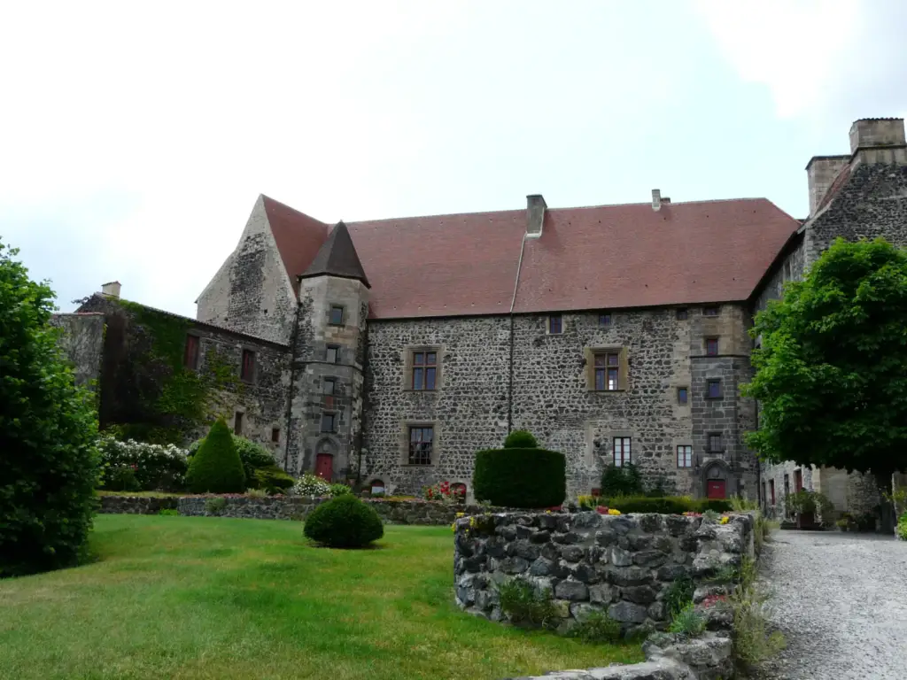 Cour et bâtiment du Château Royal de Saint-Saturnin, seconde vue de 2013