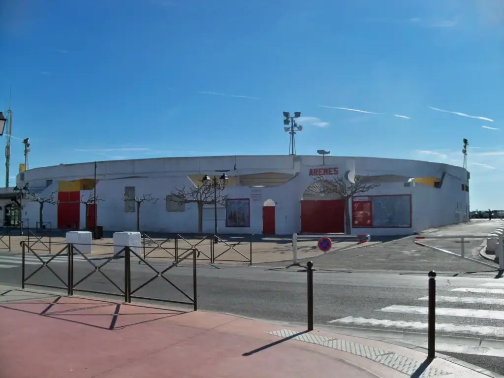 Real view of Saintes-Maries-de-la-Mer Arena.