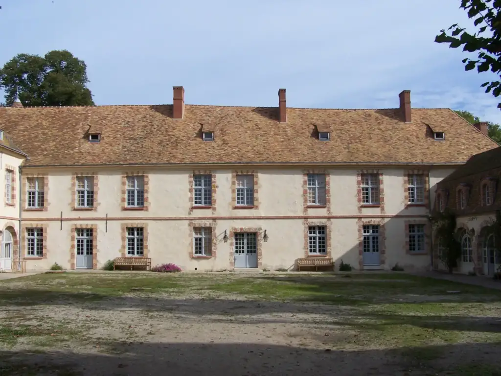 Cour intérieure réelle du Château de la Cour Senlisse à Senlisse (Yvelines), photographie de Henry Salomé, CC BY-SA 3.0 (2006).
