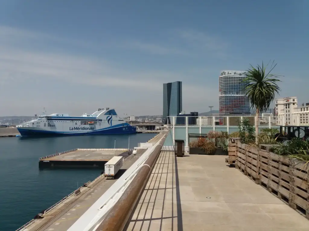 Photographie réelle : Terrasses du Port, environnement du R2 Rooftop
