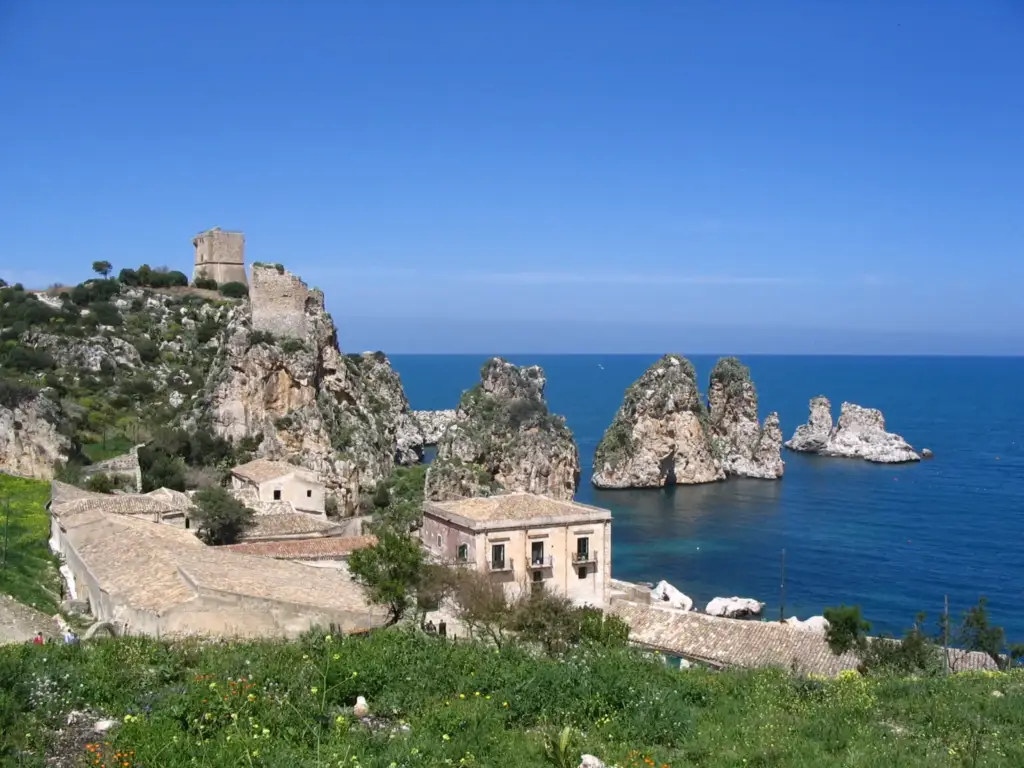 Tonnara di Scopello con faraglioni sul mare della Sicilia