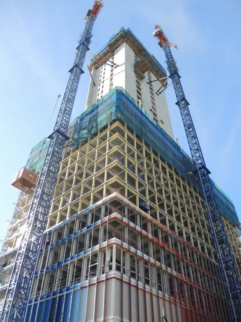 Tour La Marseillaise à Marseille pendant sa construction