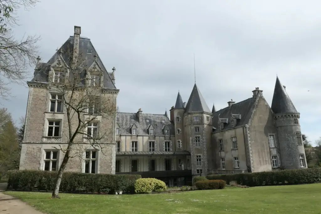 Photographie de la façade sud du Château de Trédion, prise le 11 avril 2022.