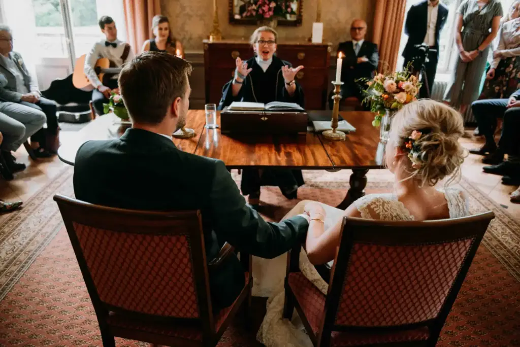 Bruidspaar tijdens een huwelijksceremonie in de historische Trouwzaal van Kasteel Geldrop
