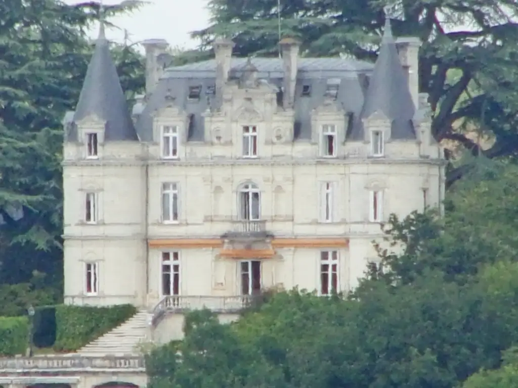 Façade réelle du Domaine de la Tortinière à Veigné, photographie Joël Thibault (2020), CC BY-SA 4.0.