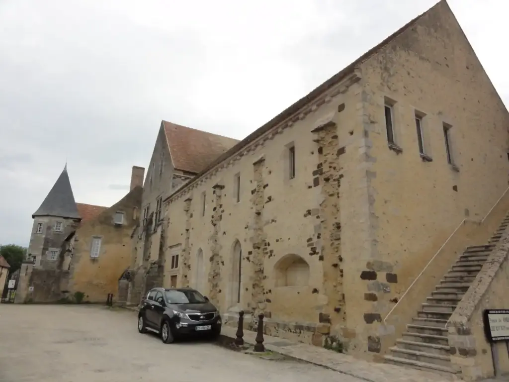Façade et tour du Prieuré Saint-Hippolyte de Vivoin, vue d’archives de 2019