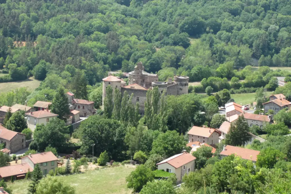 Vue d'ensemble du Château de Saint-Vidal avant sa restauration récente