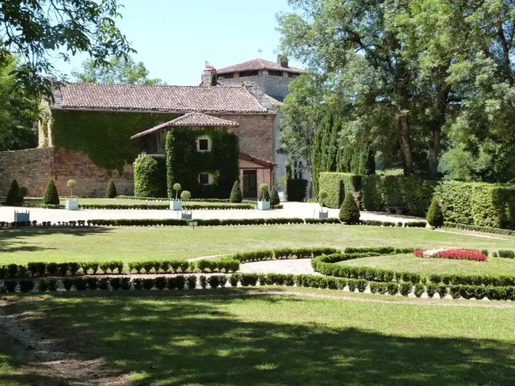 Château de Cas vu depuis son parc