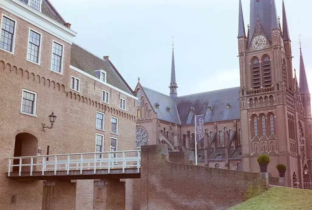 Kasteel Woerden met de Sint-Bonaventurakerk