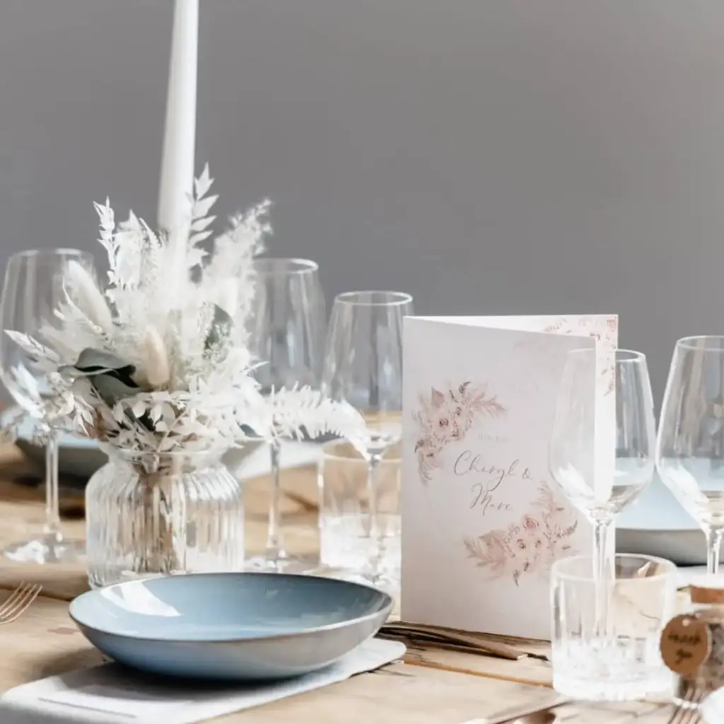 Décoration florale et assiette bleue sur une table à Schengener Haff