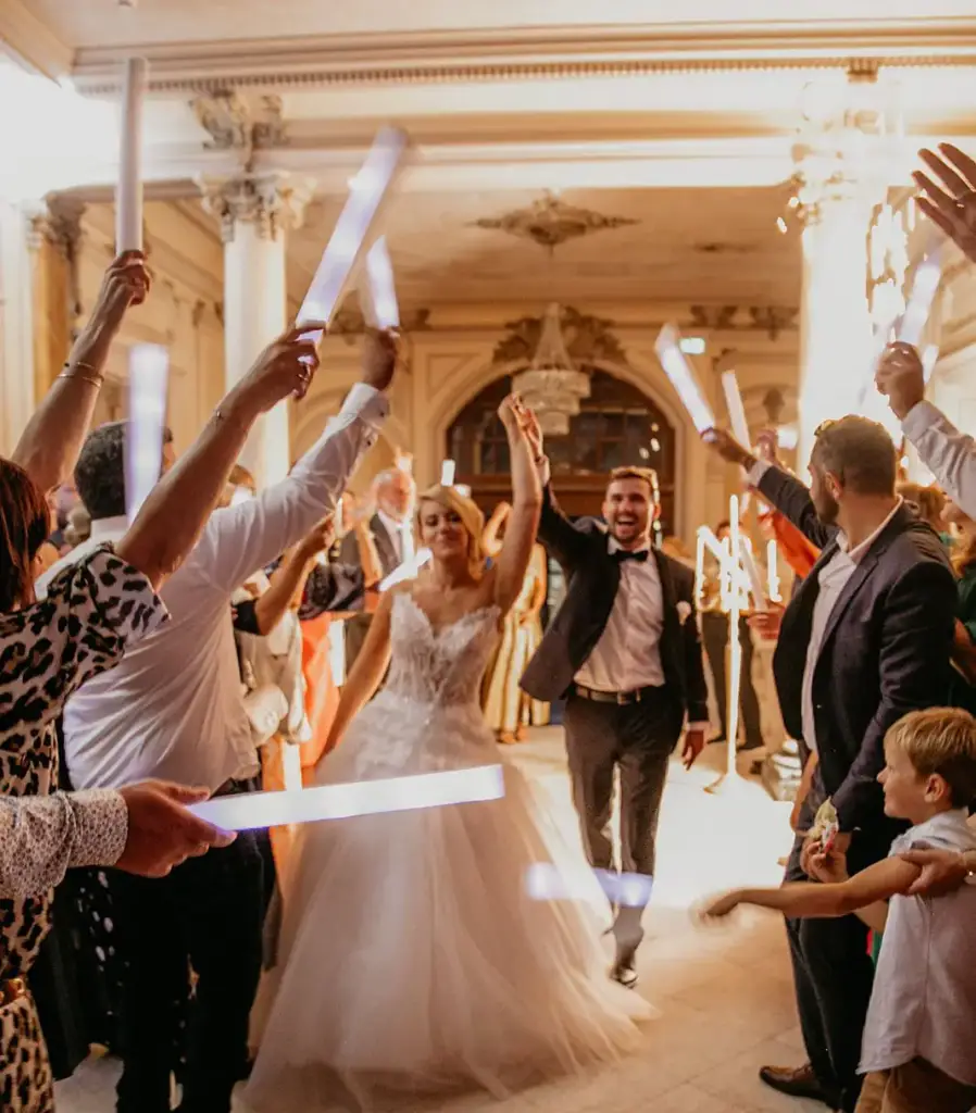 Arrivée des mariés parmi leurs invités dans le hall du Domaine Château Burrus
